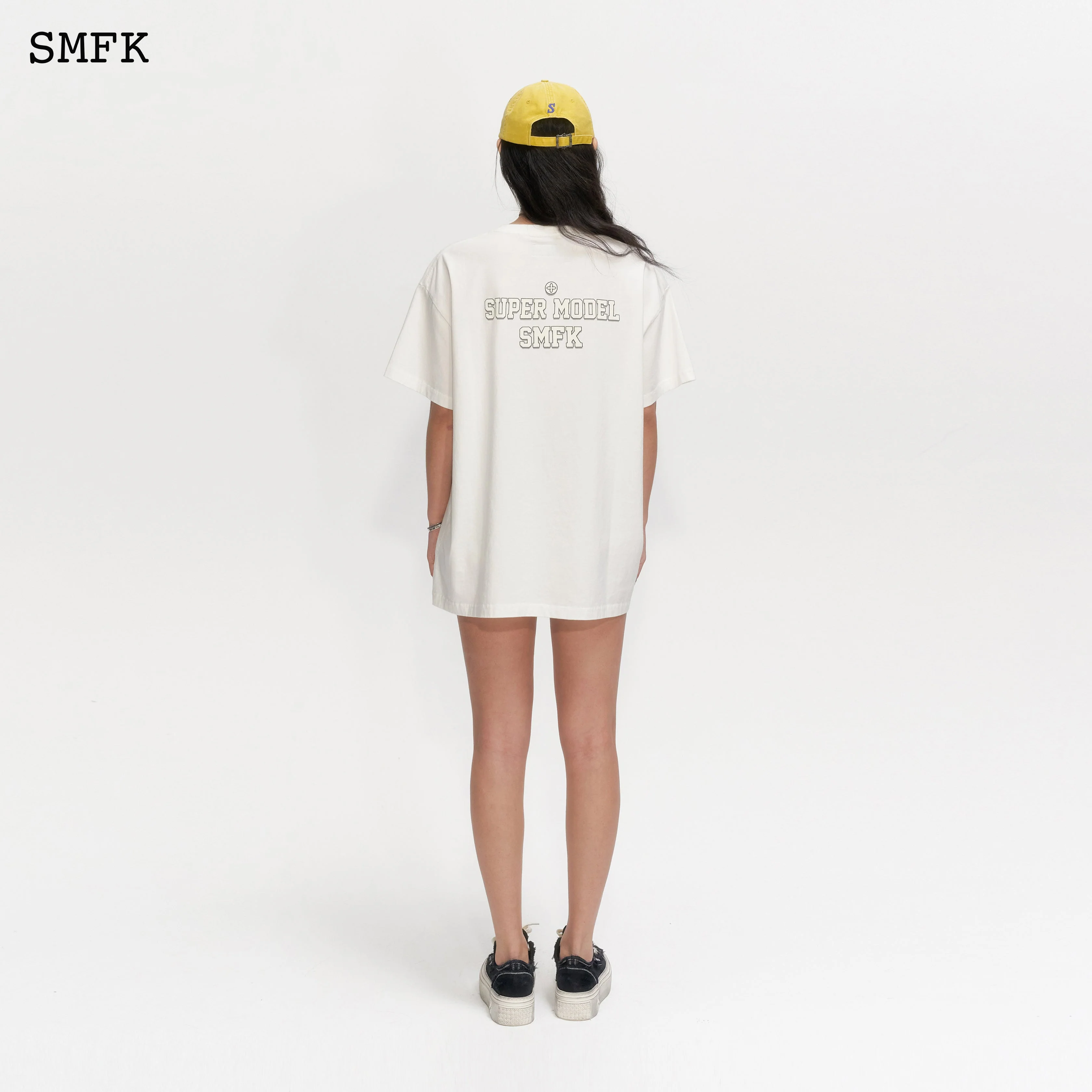 Oversized Model White T-shirt - Image 4