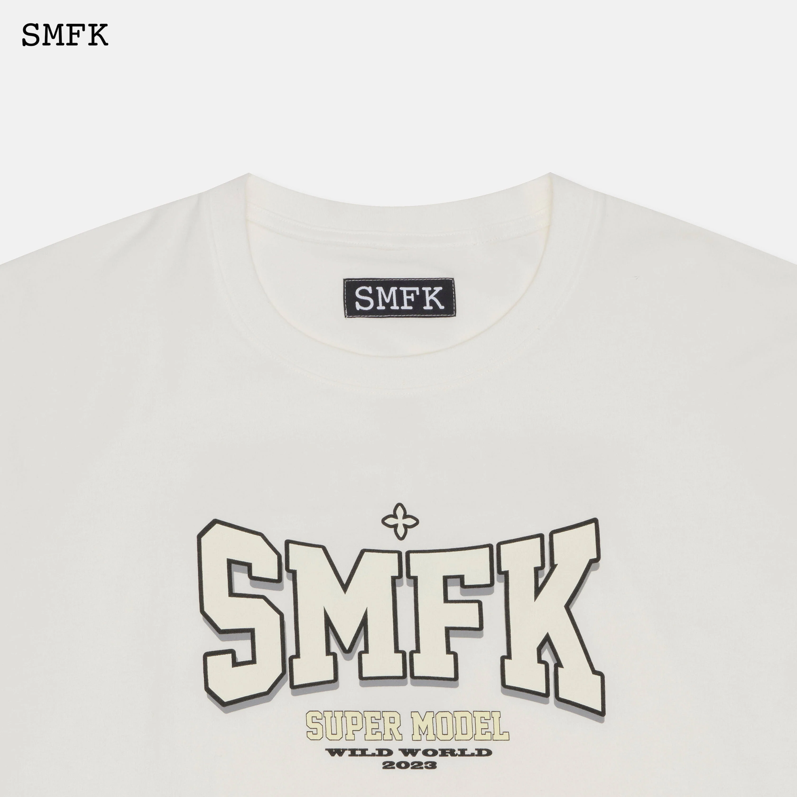 Oversized Model White T-shirt - Image 7